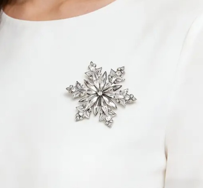 ICE WHITE RHINESTONE SILVER SNOWFLAKE WINTER PIN BROOCH~CHRISTMAS HANUKKAH GIFT
