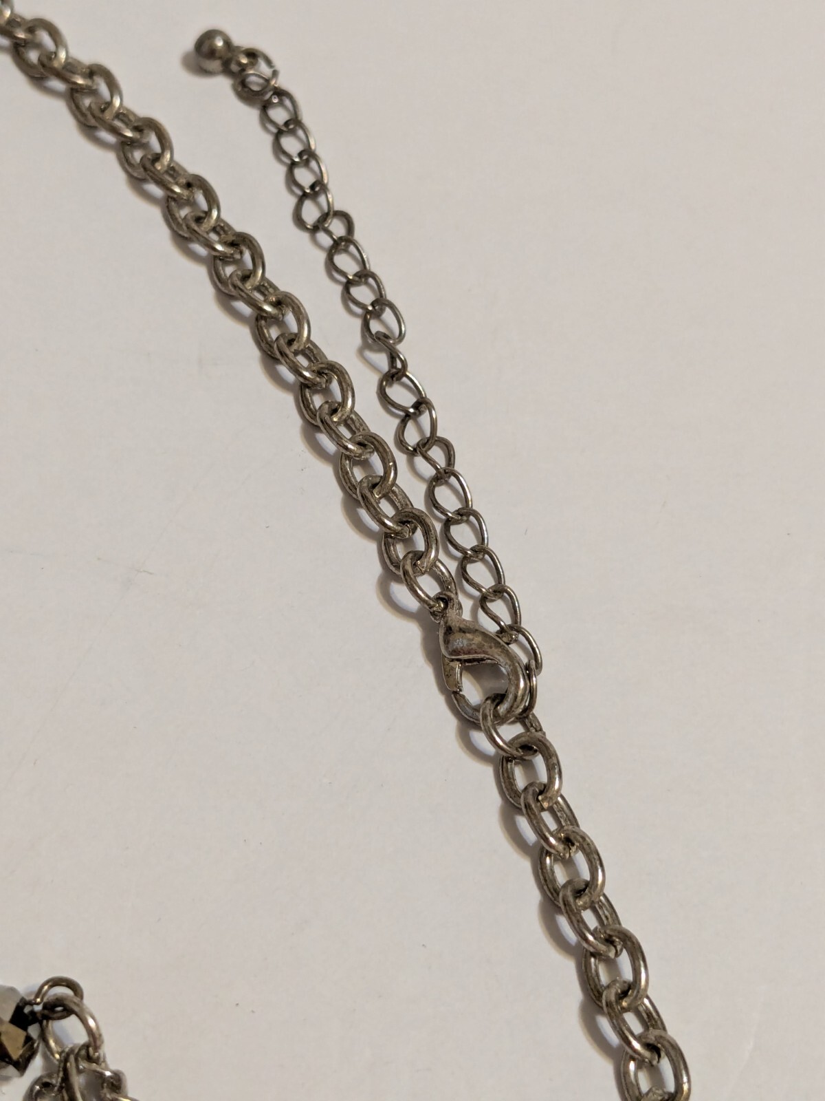 Etched Metal & Acrylic Gray/Clear Faceted Beads Silver Tone Pendant Necklace 29″