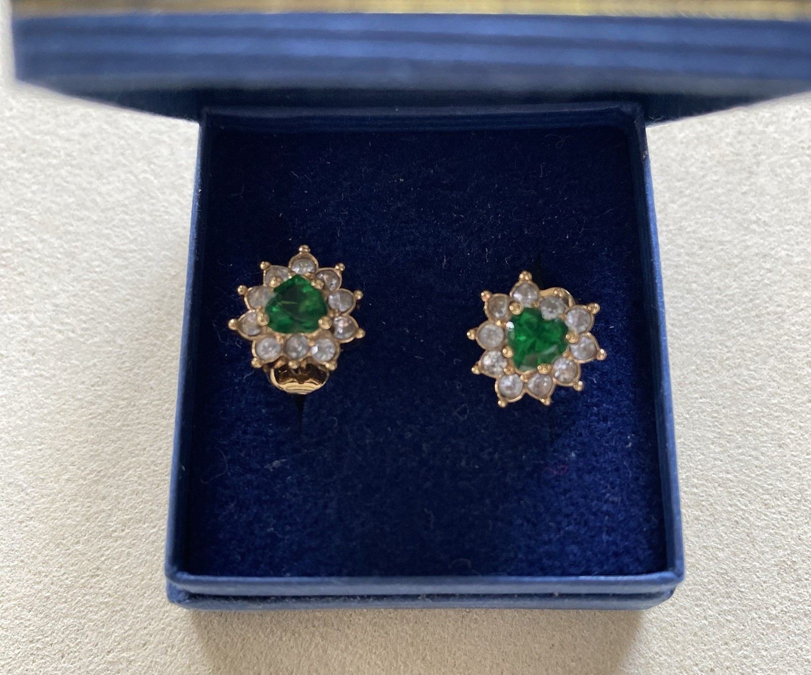 Vintage Gold Tone Emerald Green Heart Halo Cluster Stud Earrings Starburst