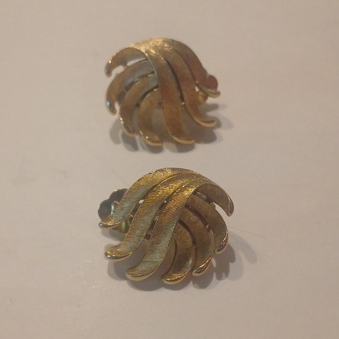 Vintage MGold Tone Textured Swirl Leaf Fan Clip-On Earrings, Trifari Stamped
