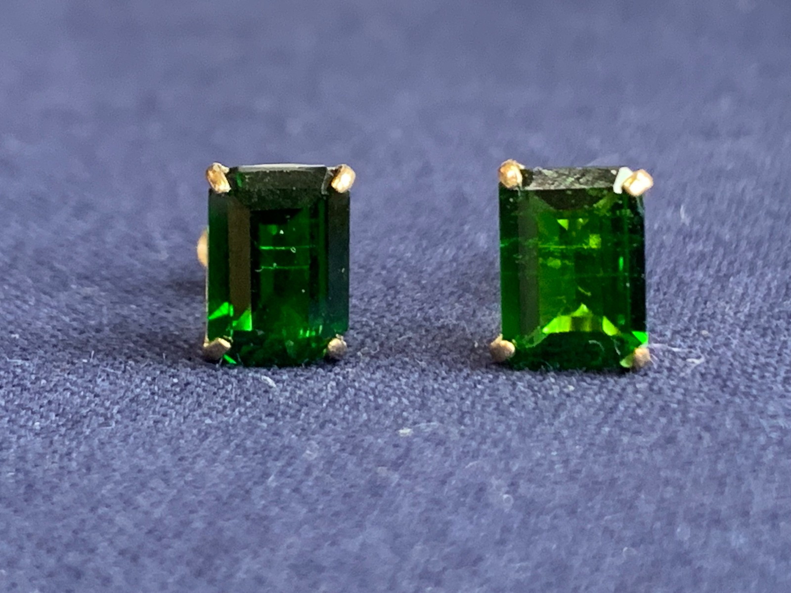 10K Yellow Gold Earrings .68g Fine Jewelry Baguette Emerald Look Studs *READ*