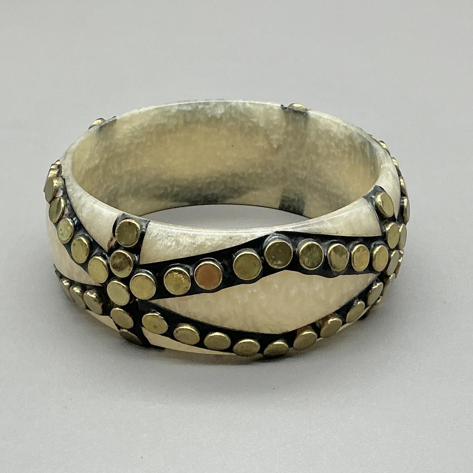 Bracelet White Beige Gold Tone Studded Bangle Womens 7 Inch Fashion Jewelry