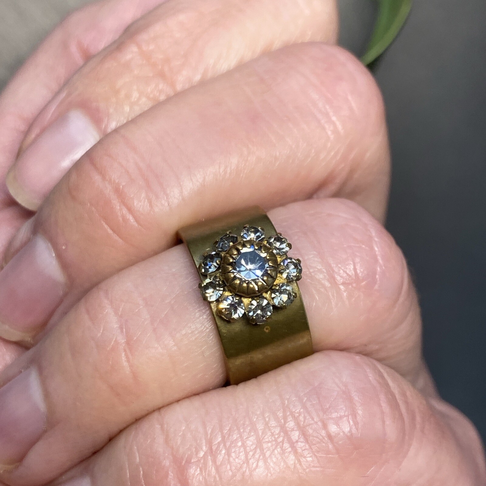 Vintage Bronze Halo Ring Band Estate Jewelry Pre-Owned Crystal Flower Size 5.5