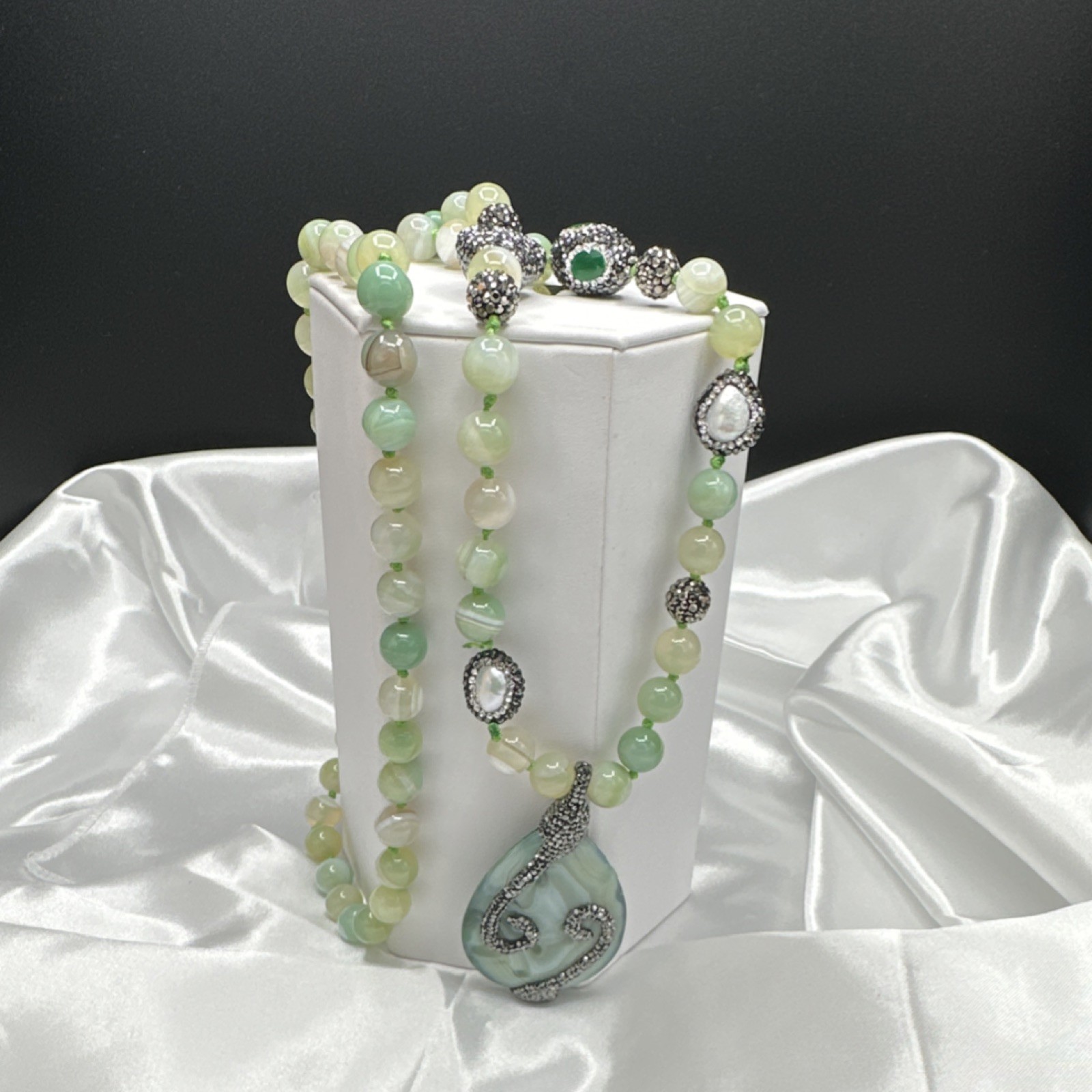 Green Agate Teardrop Pendant Beaded Necklace with Pearl Accents