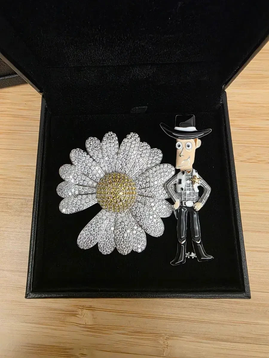 CASETiFY x PEACEMINUSONE x Toy Story THE FIRST FAN Daisy Jewel Pin badge