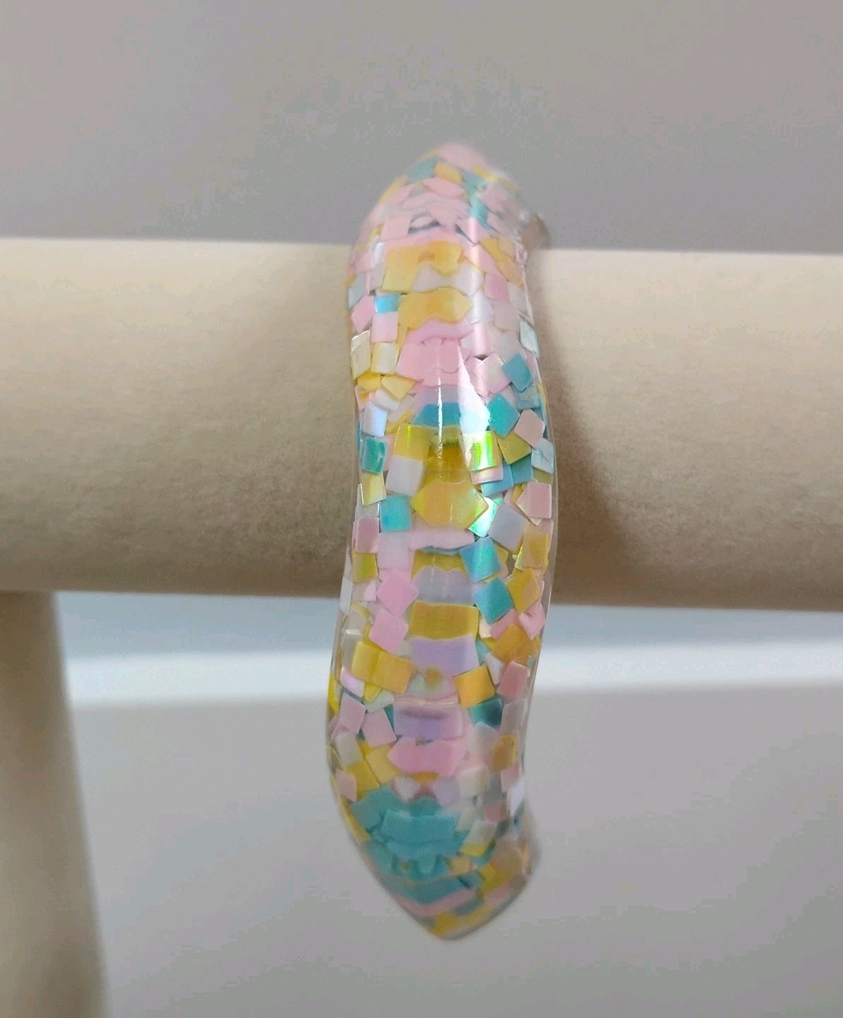 New Confetti Encased Bangle Bracelet Wavy Sz 8.5 Chunky Plastic Resin Iridescent