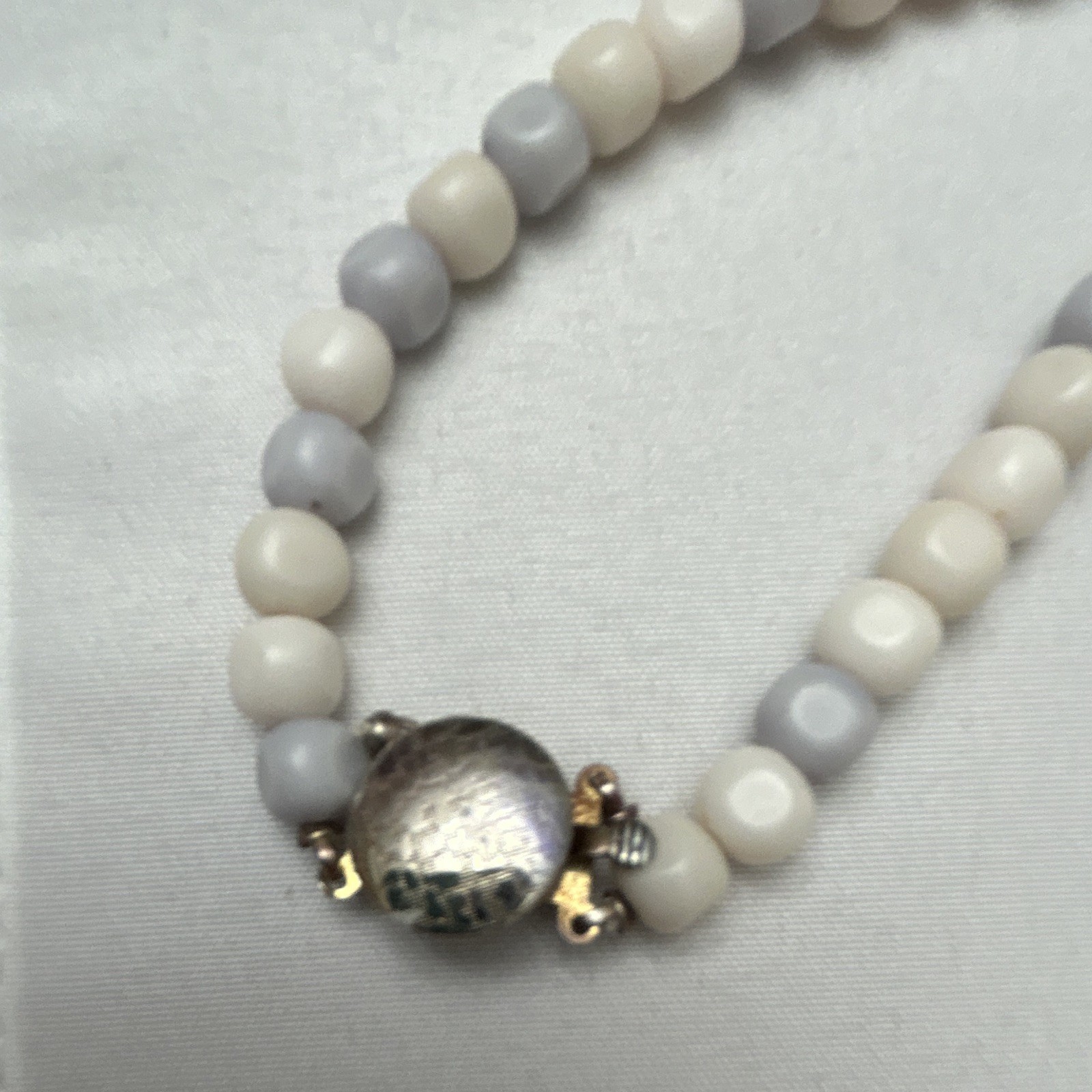 White & Gray Plastic Beaded Necklace, Ball/Bead Chain, Barrel Clasp