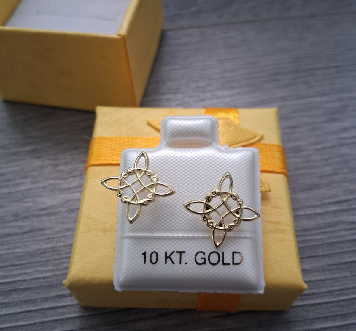 aretes de oro de 10K nudo de bruja / 10K gold earrings wich’s knot screw back.