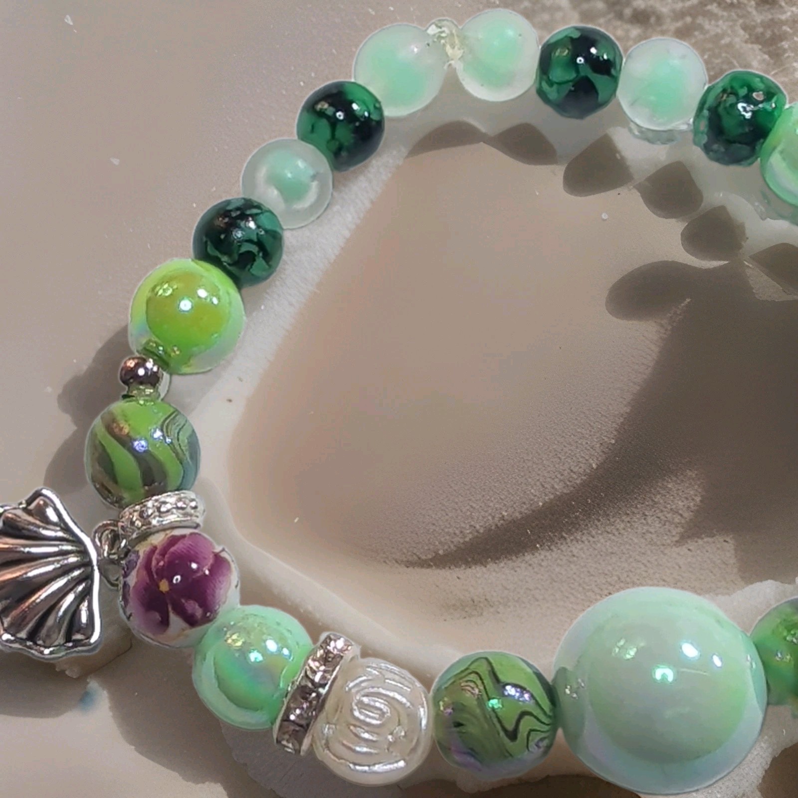 Green Round Bead Stretch Charm Bracelet w/ Silver Tone Shell Dangle Charm
