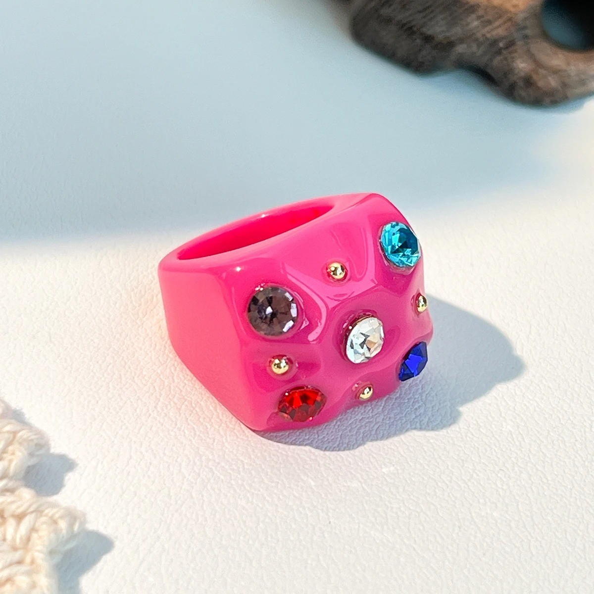 Multicolored resin oil drop ring, oval geometric style, adorned with flowers