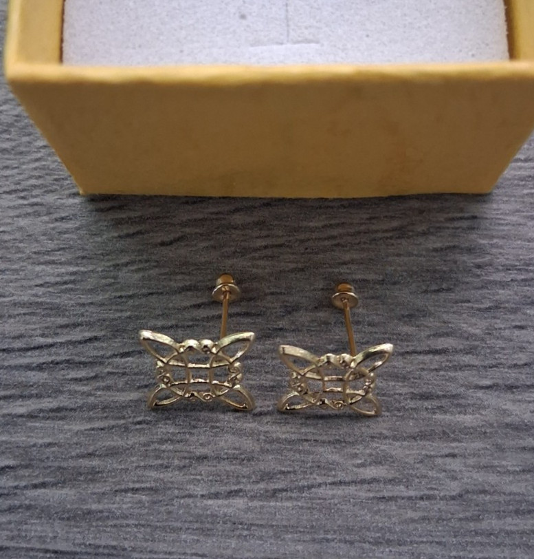 aretes de oro de 10K nudo de bruja / 10K gold earrings wich’s knot screw back.