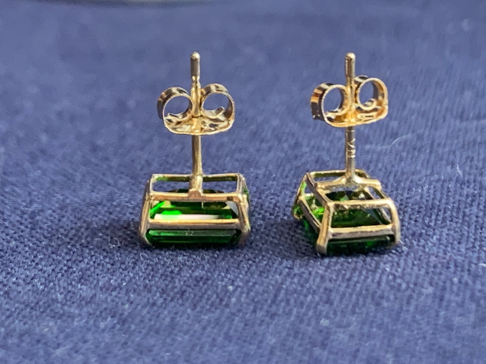 10K Yellow Gold Earrings .68g Fine Jewelry Baguette Emerald Look Studs *READ*