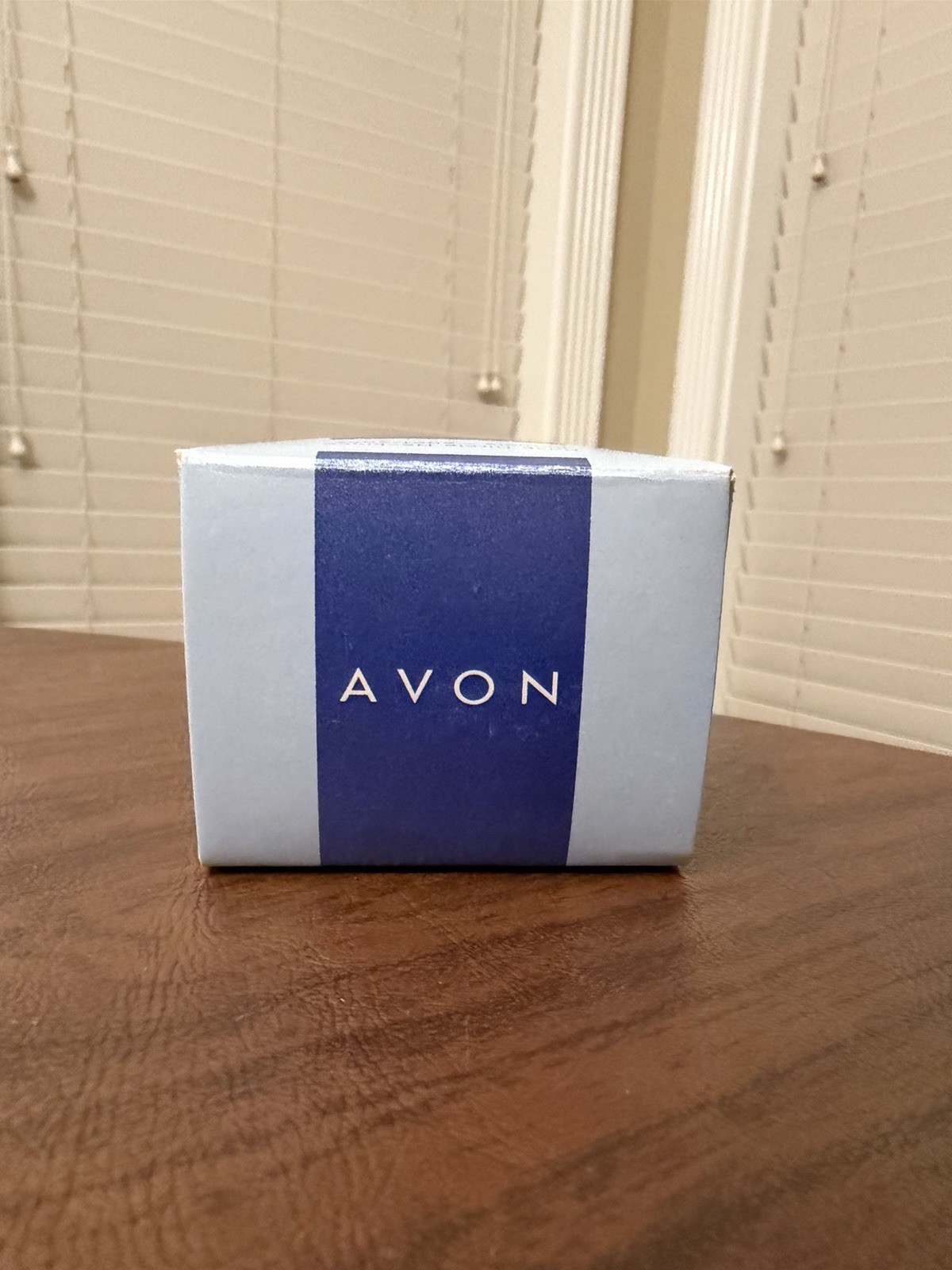 Avon Rep Club Recognition Rose Circle Necklace Female 2001-2002 Gold Tone In Box