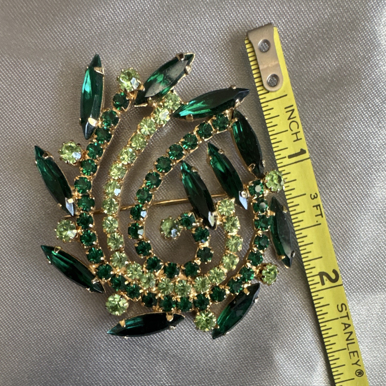 Green Rhinestone Swirl Brooch Pin Gold Tone Metal 2″ Marquise Prong Set