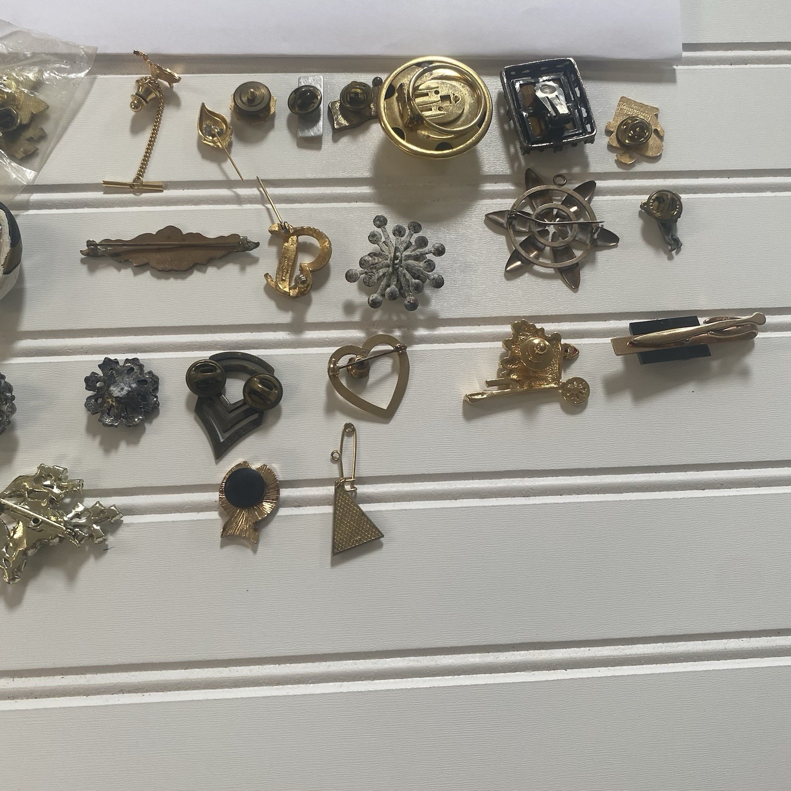 31 Pc Vintage Brooch Pin Lot Mixed Alloy All Different Estate Some Missing Gems