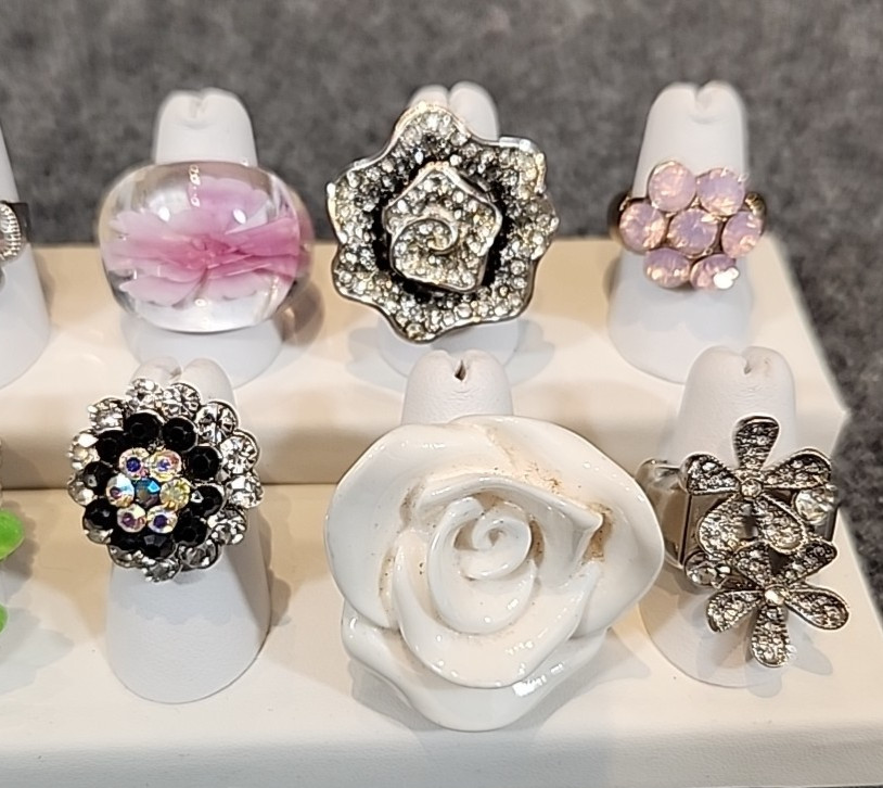Jewelry 12 Flowered Rings Adjusts Sized Stretch See Description Lot #254