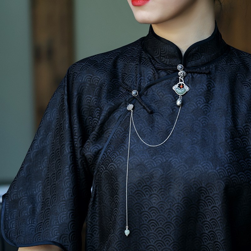 Vintage Chinese Ruyi Pendant Brooch – Hanfu Qipao Pressing Ornament with Tassel