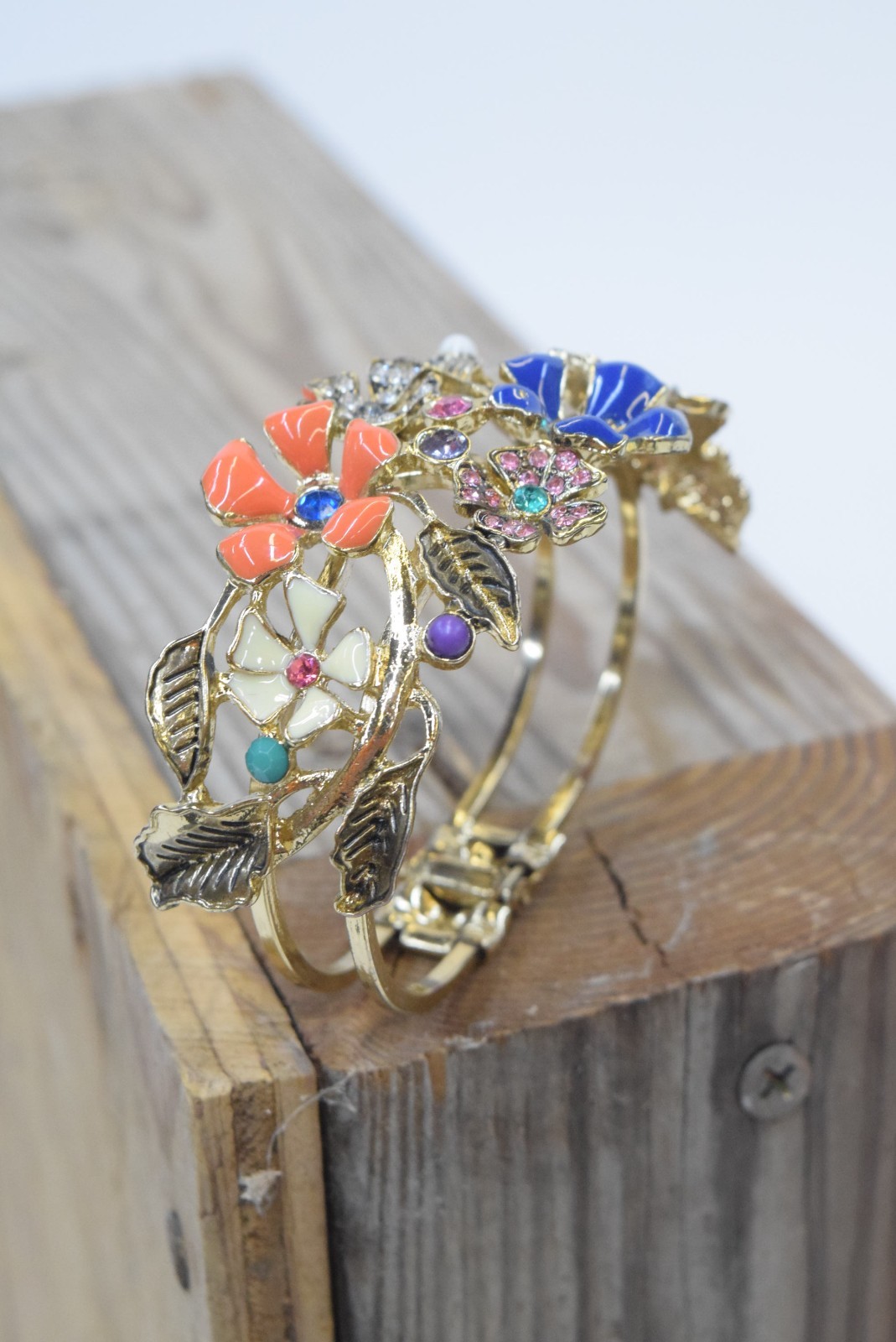 WOMEN’S COLORFUL BROCHE STYLE FASHION BRACELET.