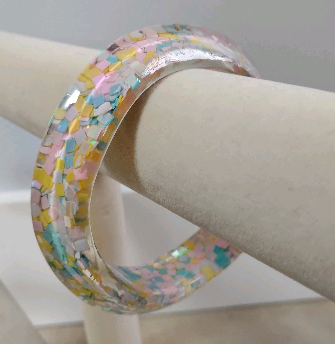 New Confetti Encased Bangle Bracelet Wavy Sz 8.5 Chunky Plastic Resin Iridescent