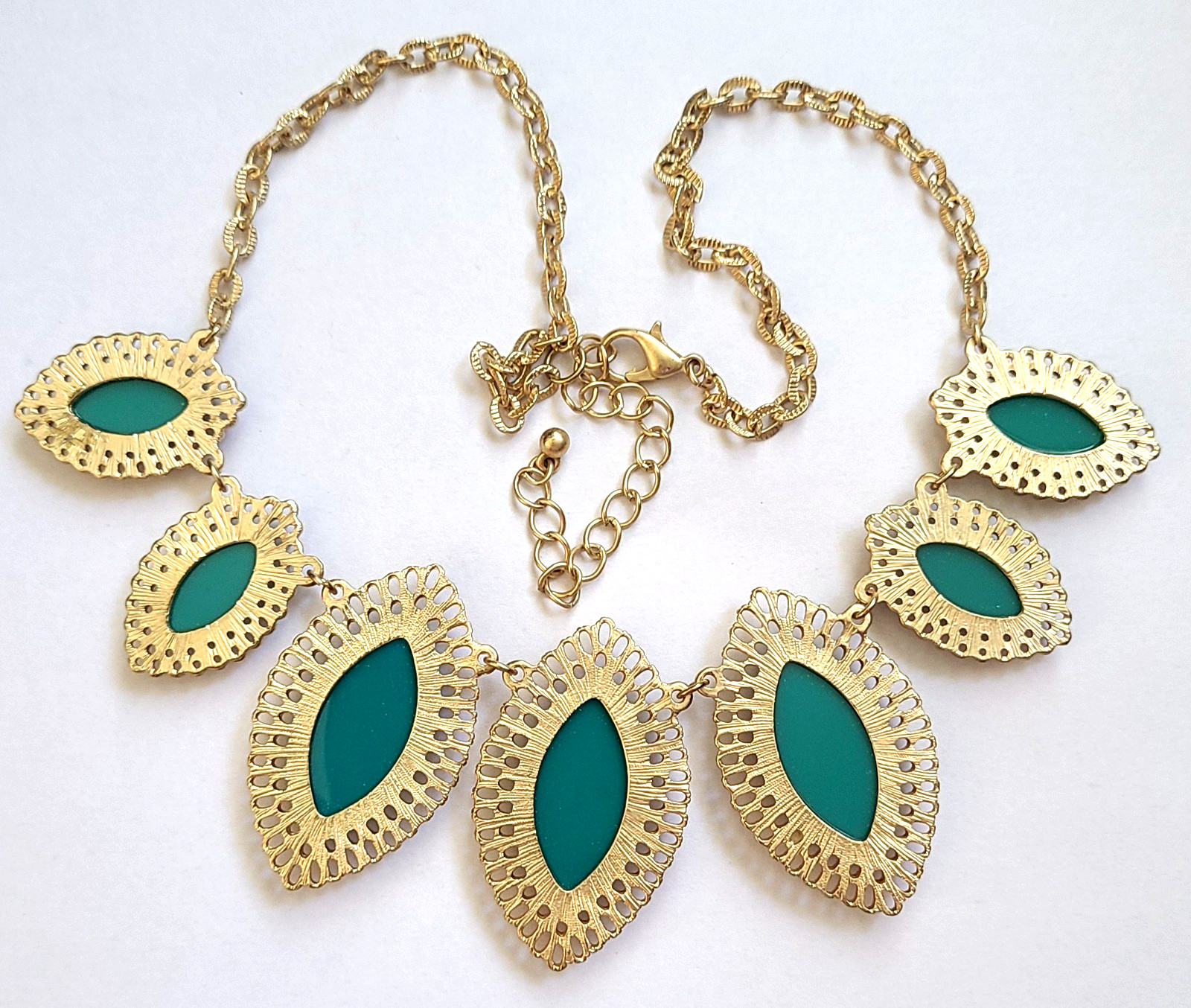 STUNNING GOLD TONE GREEN TURQUOISE COLOR FACETED LUCITE FLORAL NECKLACE