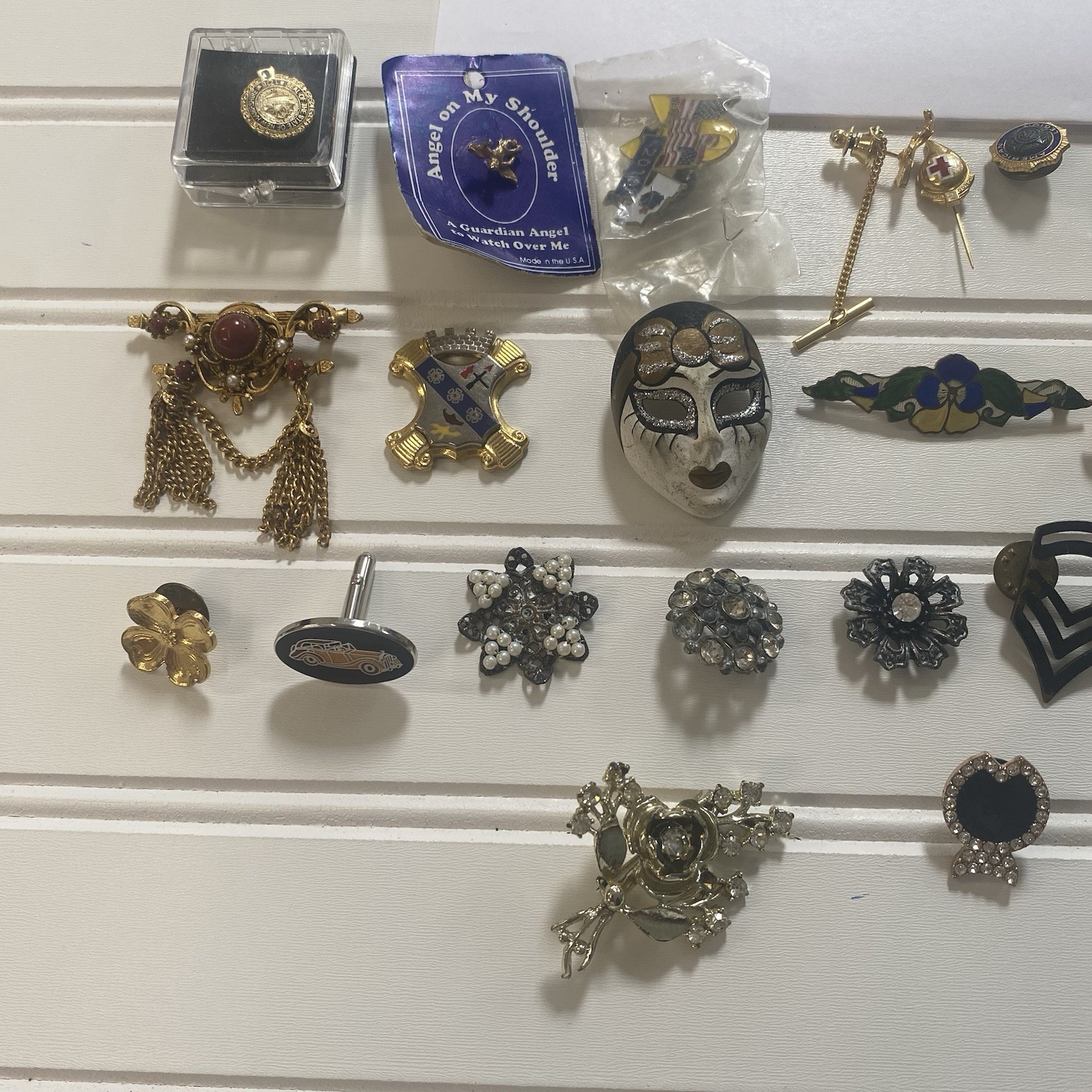 31 Pc Vintage Brooch Pin Lot Mixed Alloy All Different Estate Some Missing Gems