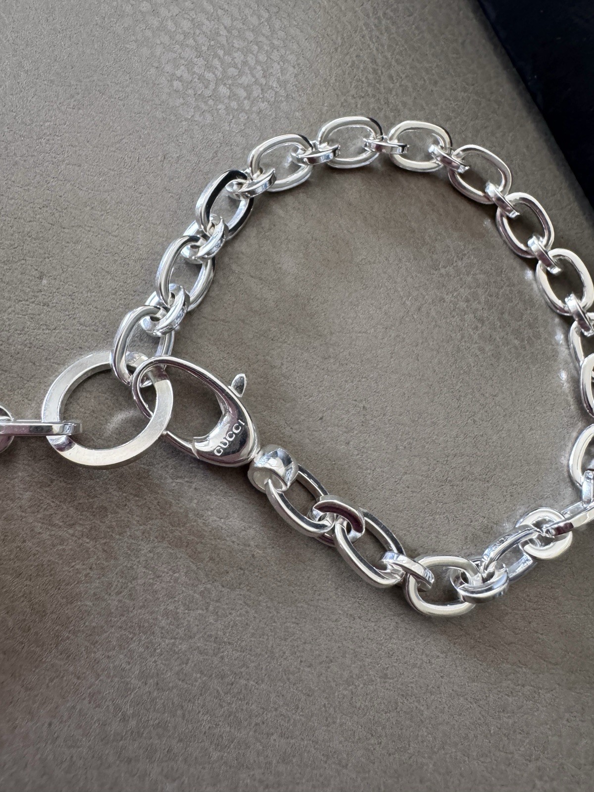 Gucci Silver Metal Oval Link Chain Bracelet Round Dangle Charm Signed 8 in