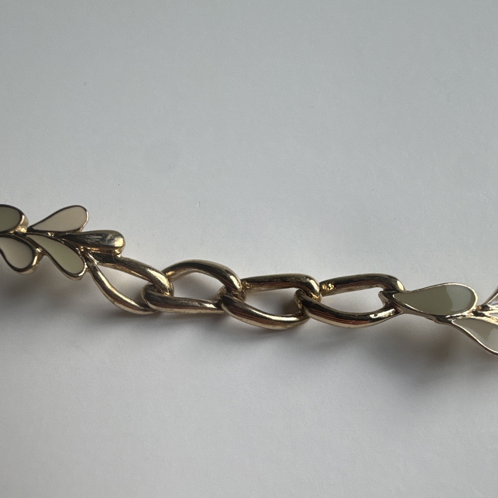 Vintage Trifari Gold Tone 7” Oval Link Chain Bracelet w/ Leaf Charms