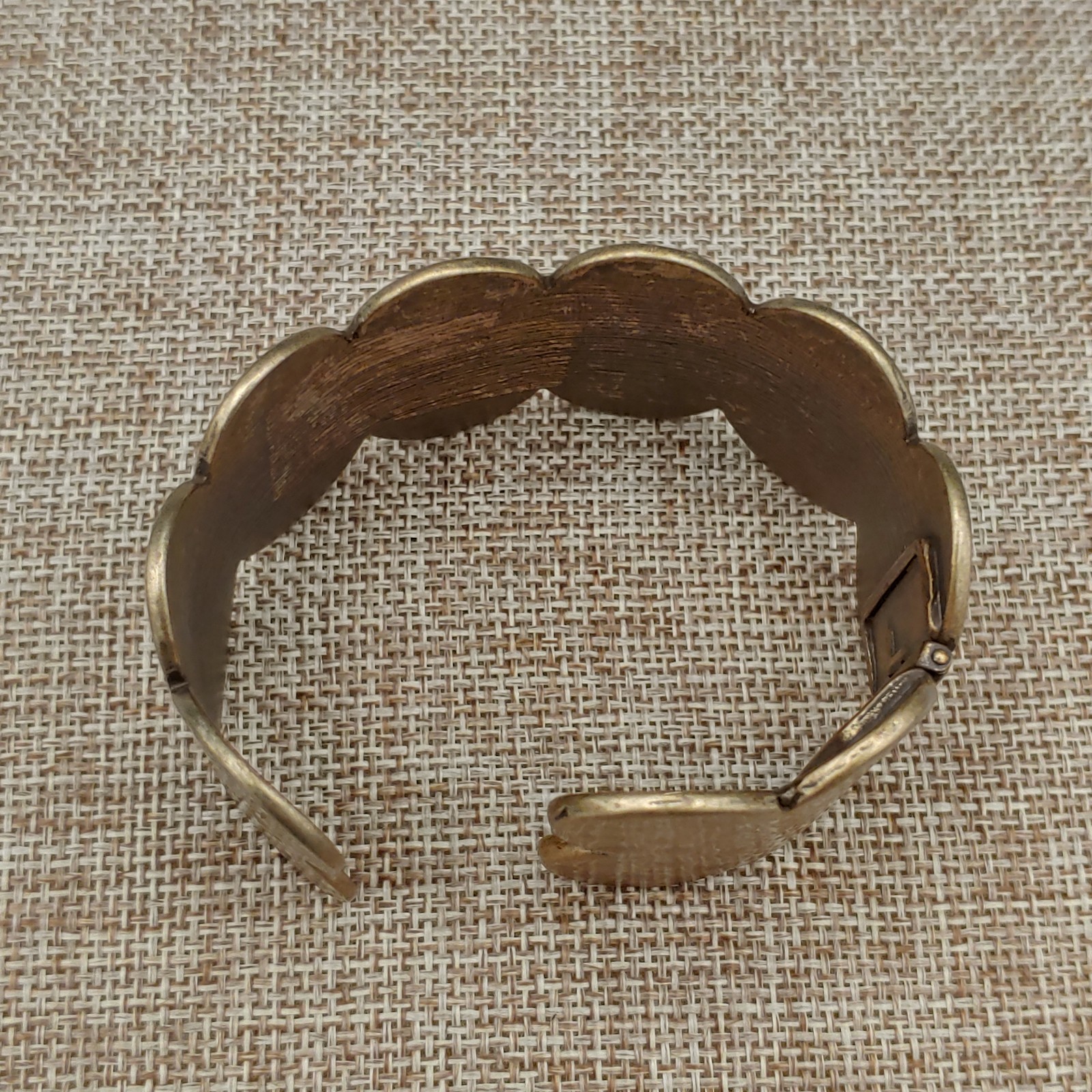 Coldwater Creek Hammered Brass Cuff Bracelet Brass Tone Scalloped Edges 36mm 7″