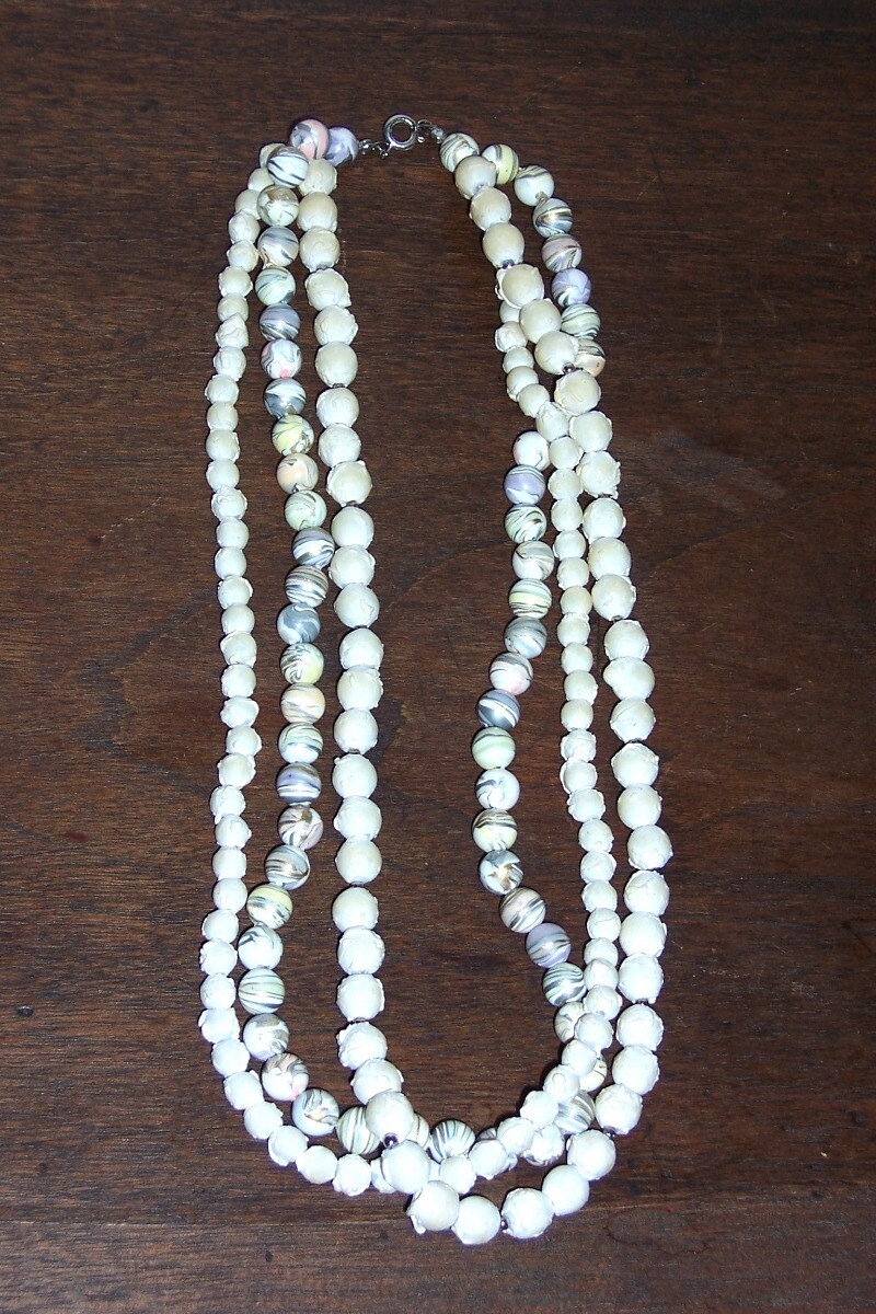 3 Strand Unusual Bead Necklace – Plastic Swirl & Off-White Bumpy – No Mark #N282