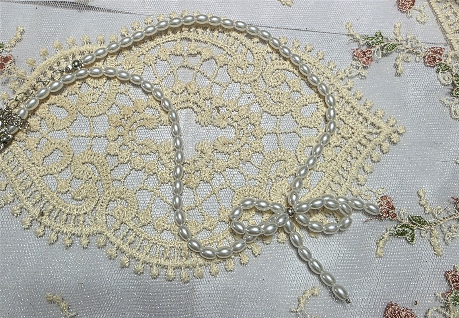 Victorian Trading Coquette Bow Pearl Necklace omantic Lolita-Inspired Charm 30G