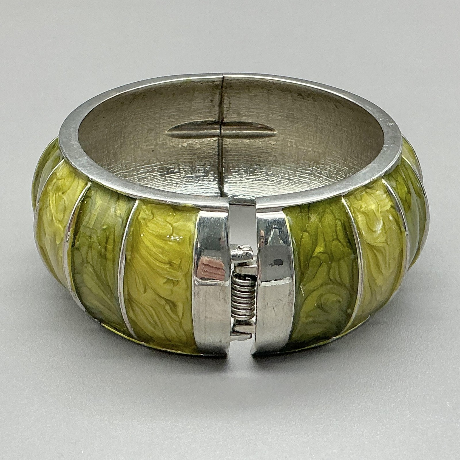 Bracelet Green Resin Wide Bangle Silver Tone Snap Hinged Womens Jewelry 7 Inch