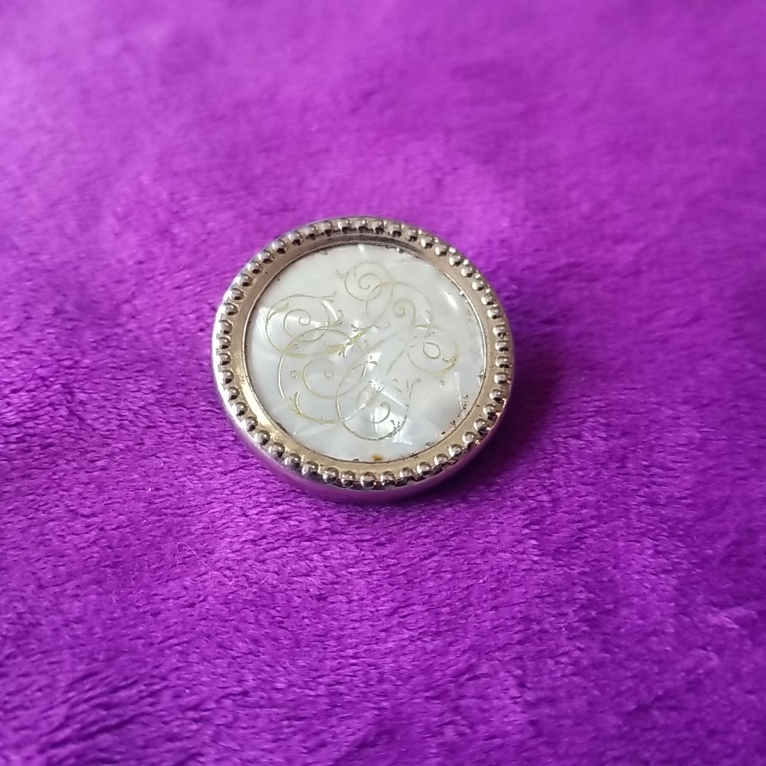 Vintage General Mfg Co USA Seamstress Magnetic Pin Holder Brooch Mother of Pearl