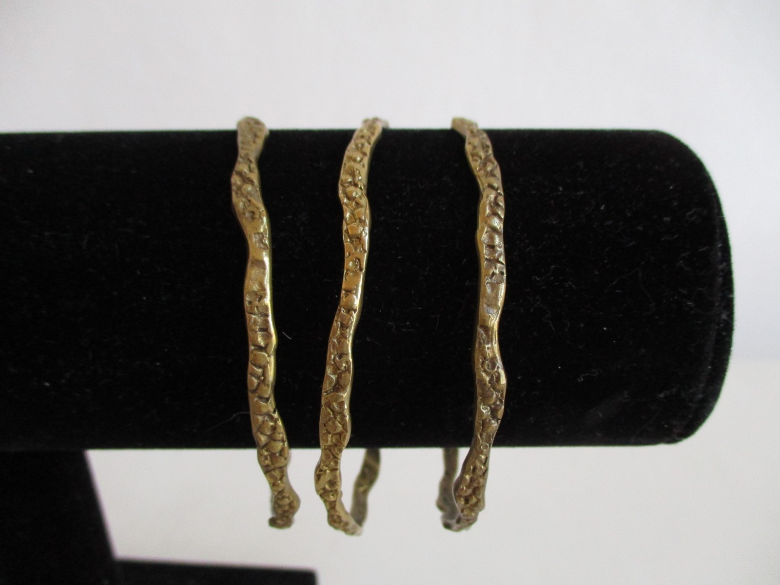 Textured Set of (3) Brass Gold Tone Bangles Bracelet 2 mm Wide Approx 2.5″