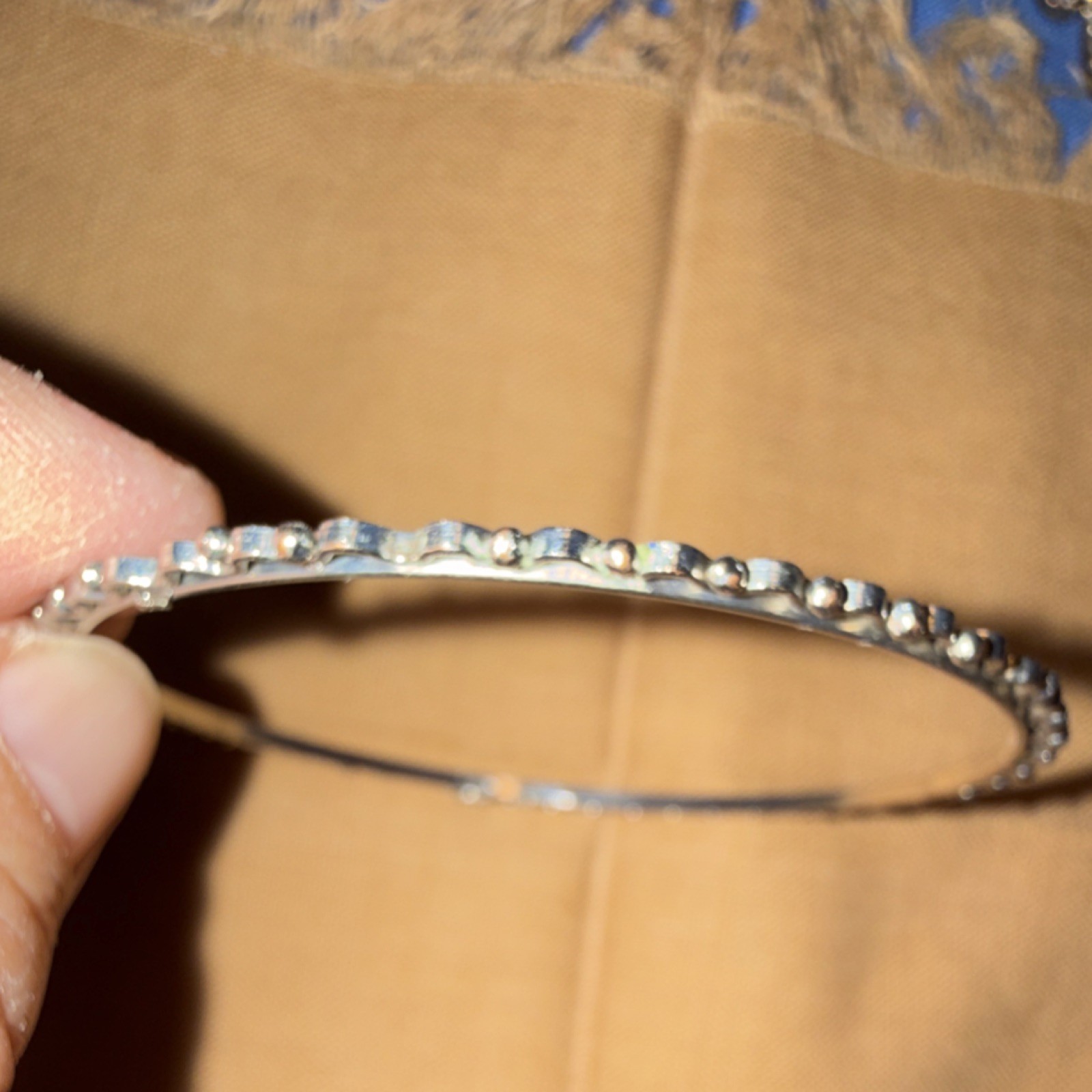Silver-Tone Scalloped Edge Round Bangle Bracelet Metal No Main/Secondary Stone