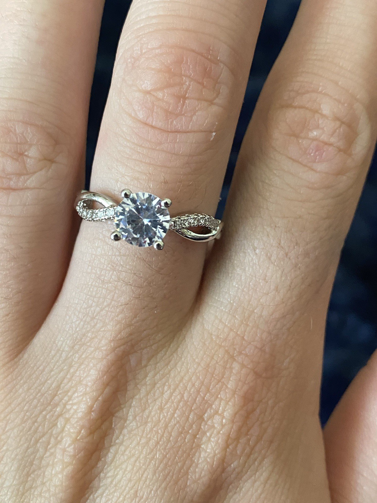 RING 💍Beautiful, internally flawless, round cut 1 carat MOISSANITE solitaire.