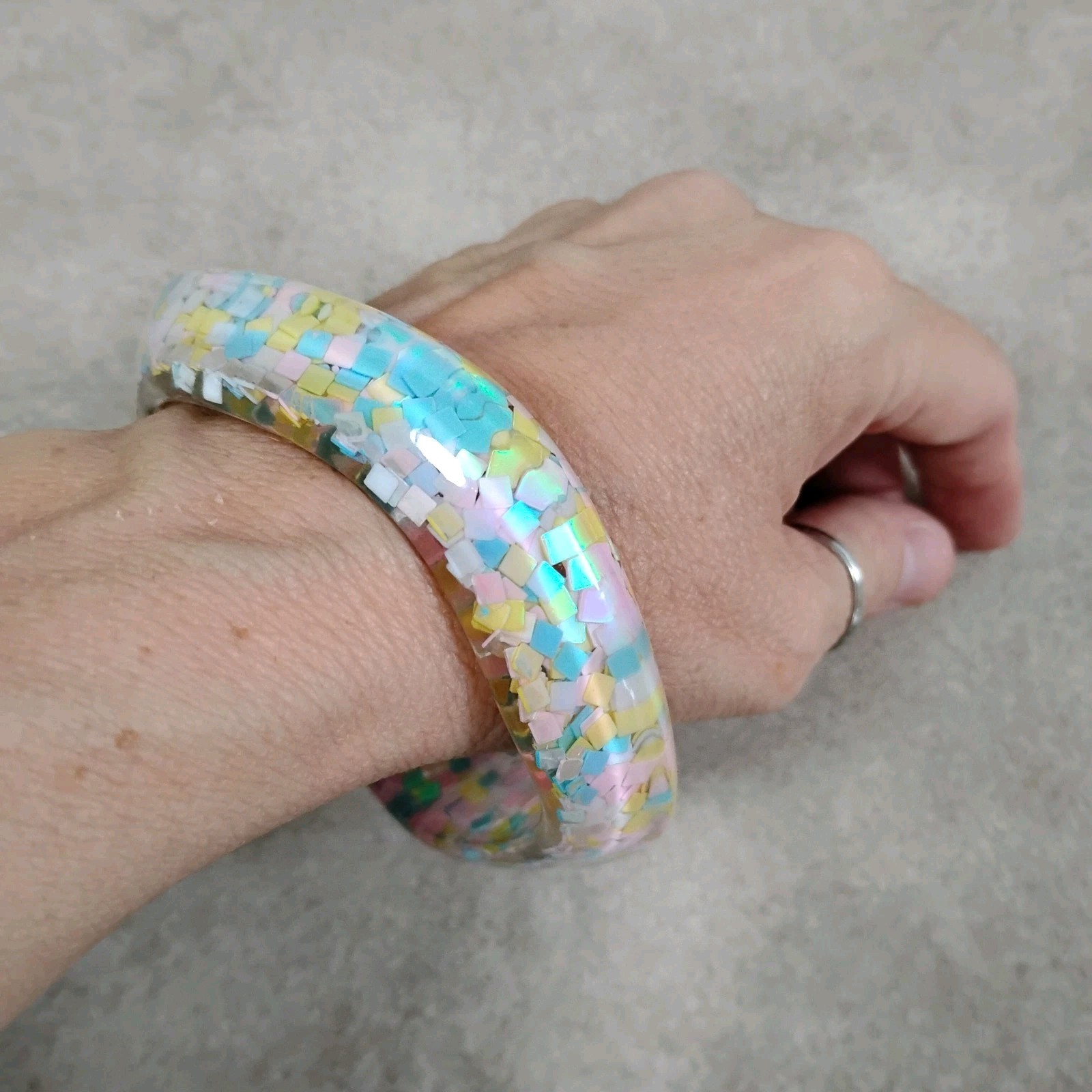 New Confetti Encased Bangle Bracelet Wavy Sz 8.5 Chunky Plastic Resin Iridescent