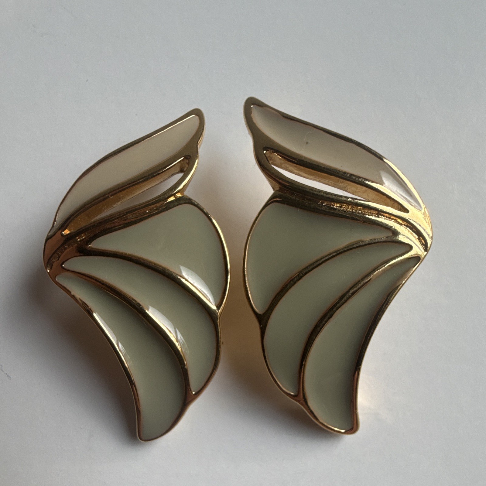 Vintage Trifari Signed Gold Tone Ivory Enamel Wing Stud Earrings Butterfly Back