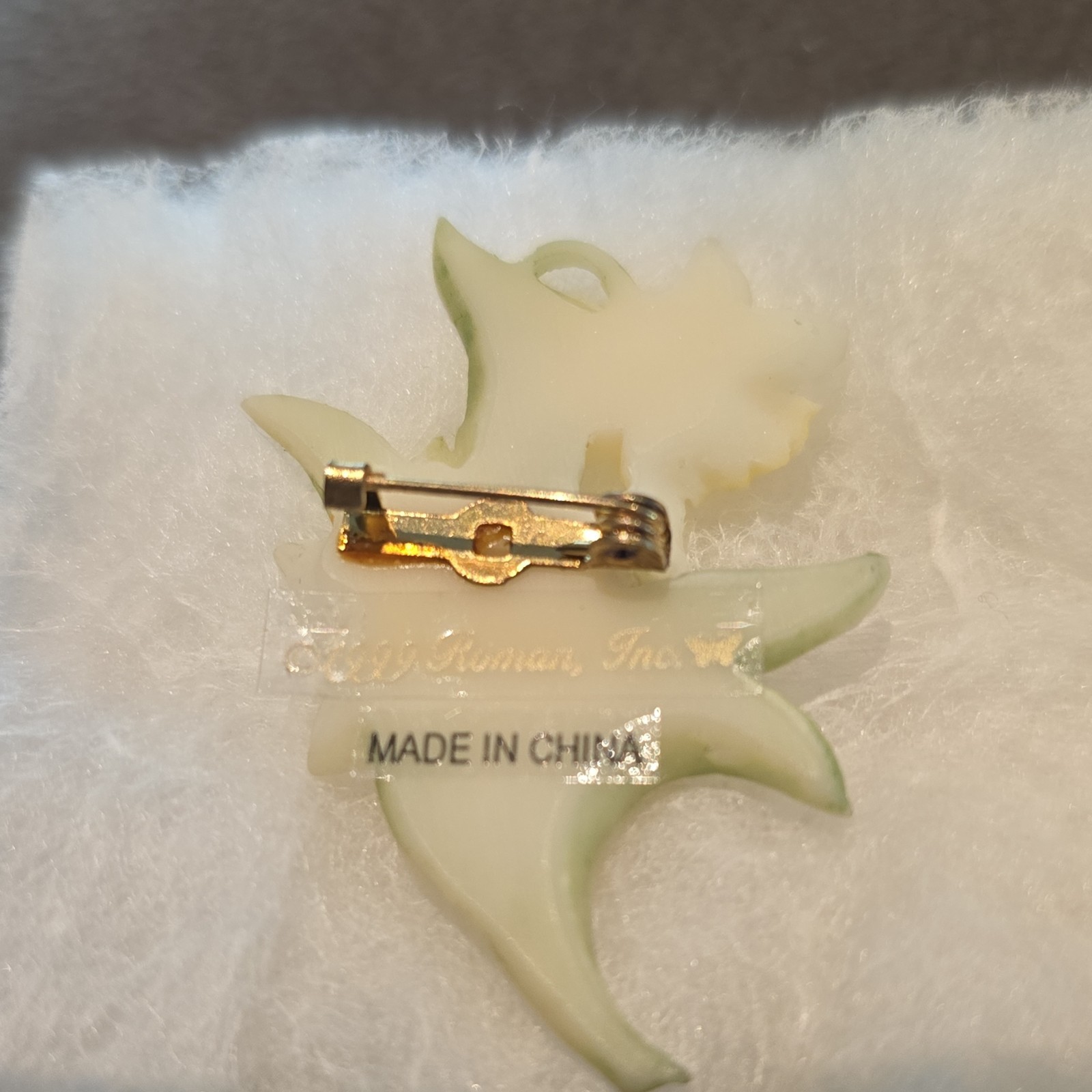 Vintage Roman, Inc. Flower Brooch Plastic White Yellow Green Floral Theme Signed