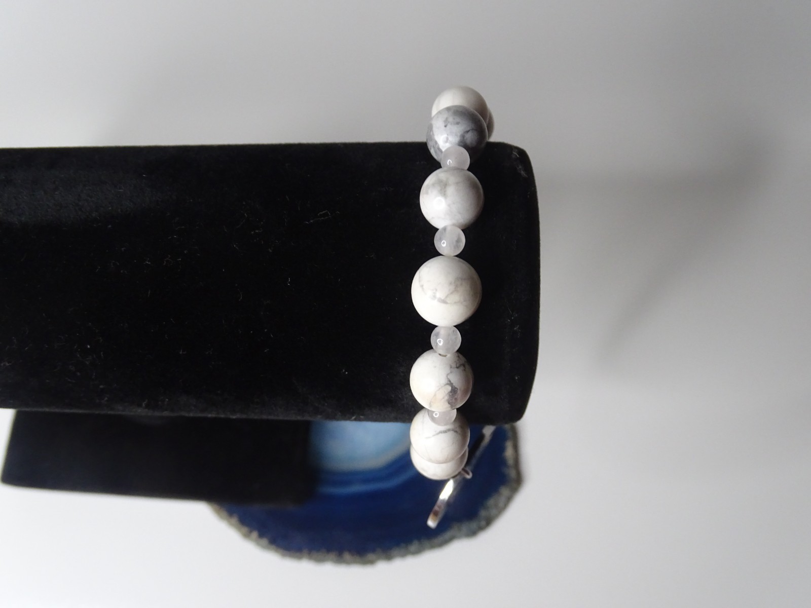Stunning Southwestern White Howlite Beaded Bracelet With Silver-Tone Charm 30g