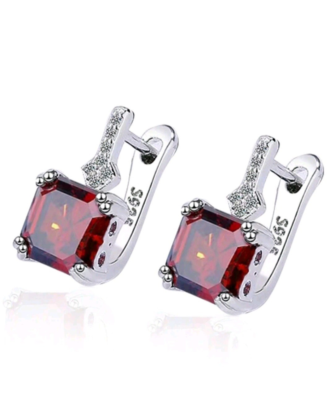 Elegant silver earrings, ideal for everyday wear and special occasions.