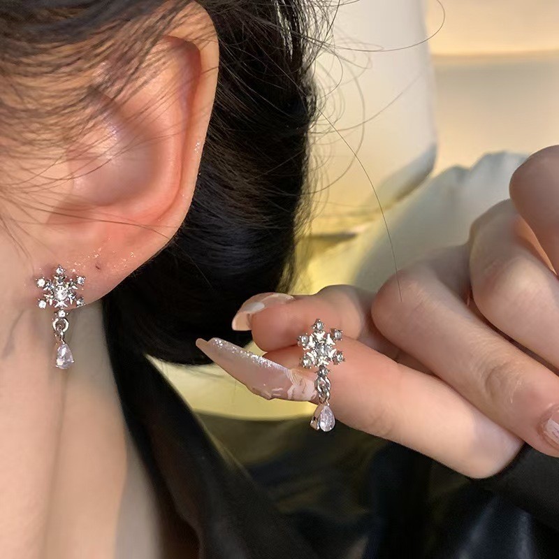 Women’s Snowflake Shaped Earrings Sparkling Rhinestones Elegant Earrings Alloy