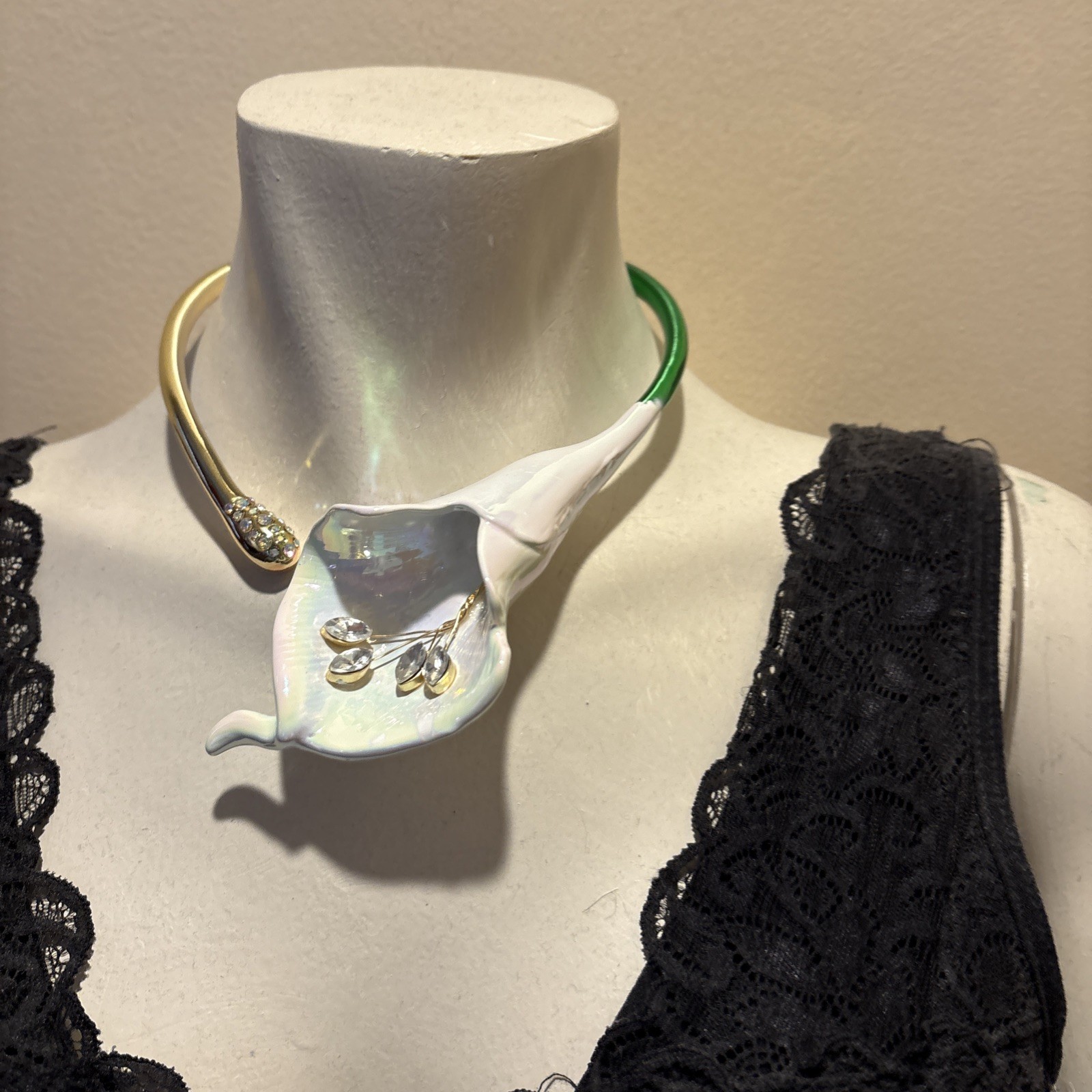 NWT BETSEY JOHNSON Calla Lily Collar Necklace Floral Design Crystals MSRP $128
