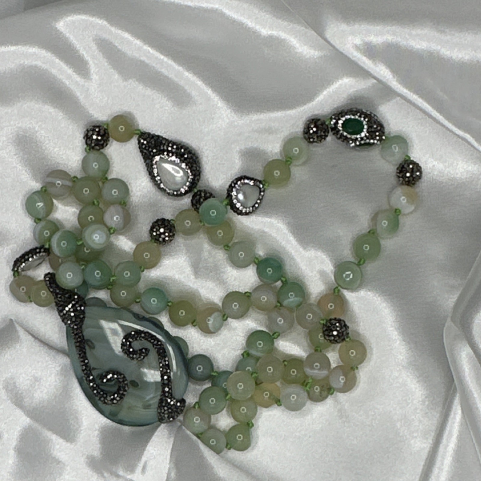 Green Agate Teardrop Pendant Beaded Necklace with Pearl Accents