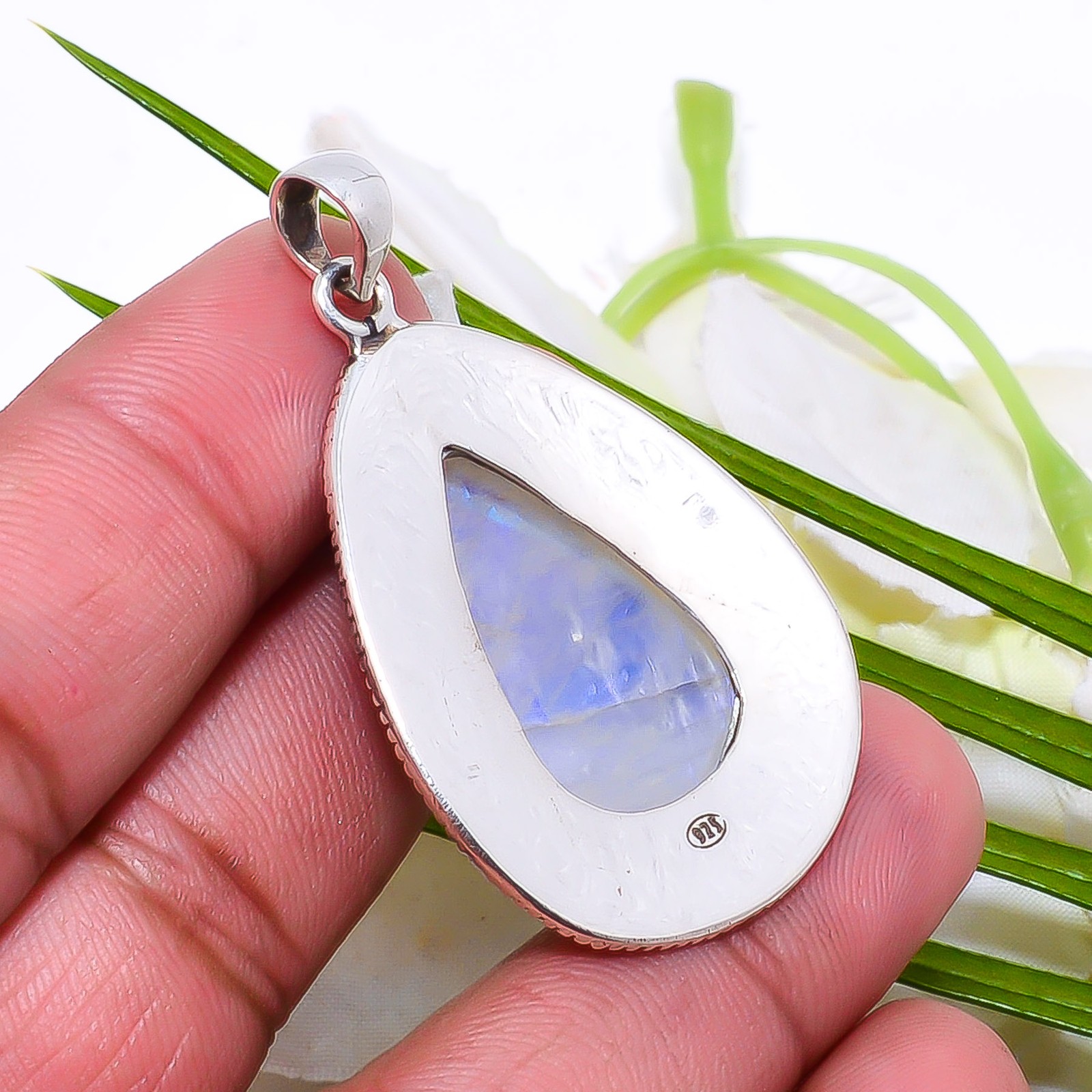 Rainbow Moonstone – Indiafine Art 925 Sterling Silver Pendant 1.05″ P10368114430