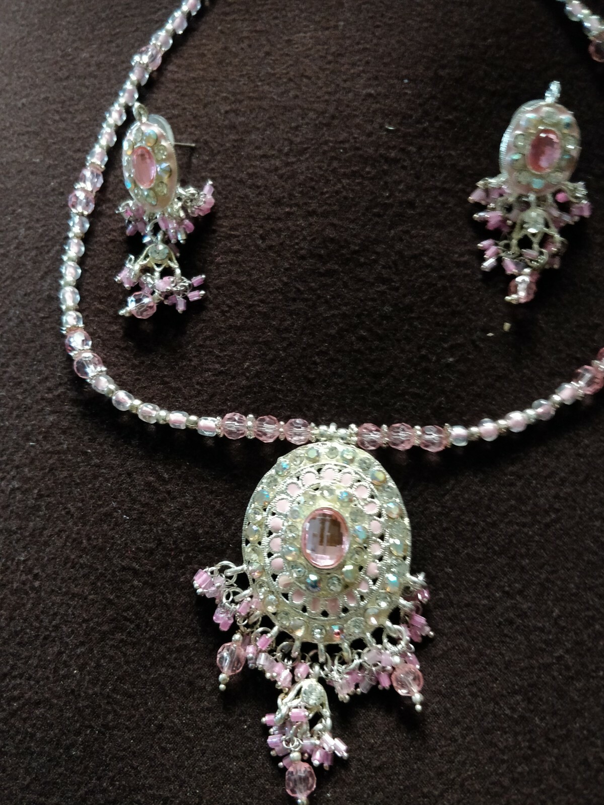 NECKLESS AND EARRING GIFT SET AS SEEN IN PICTURE
