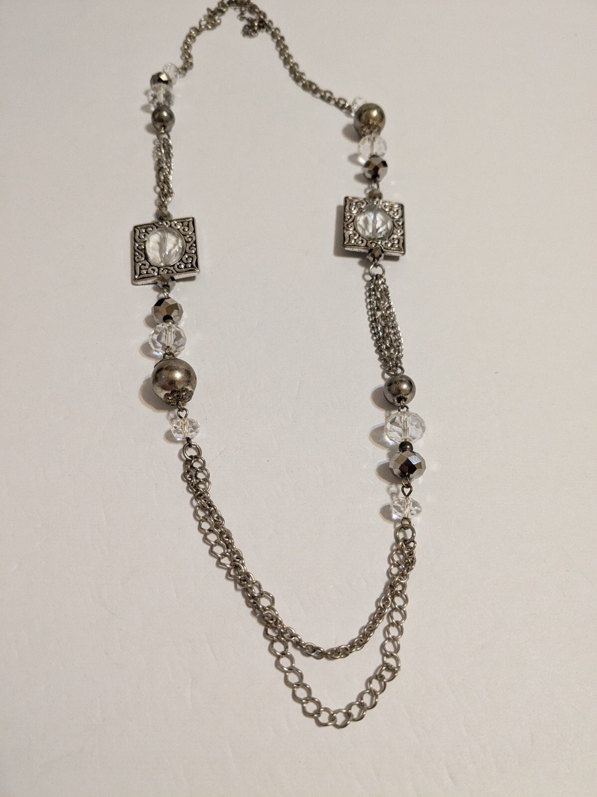 Etched Metal & Acrylic Gray/Clear Faceted Beads Silver Tone Pendant Necklace 29″