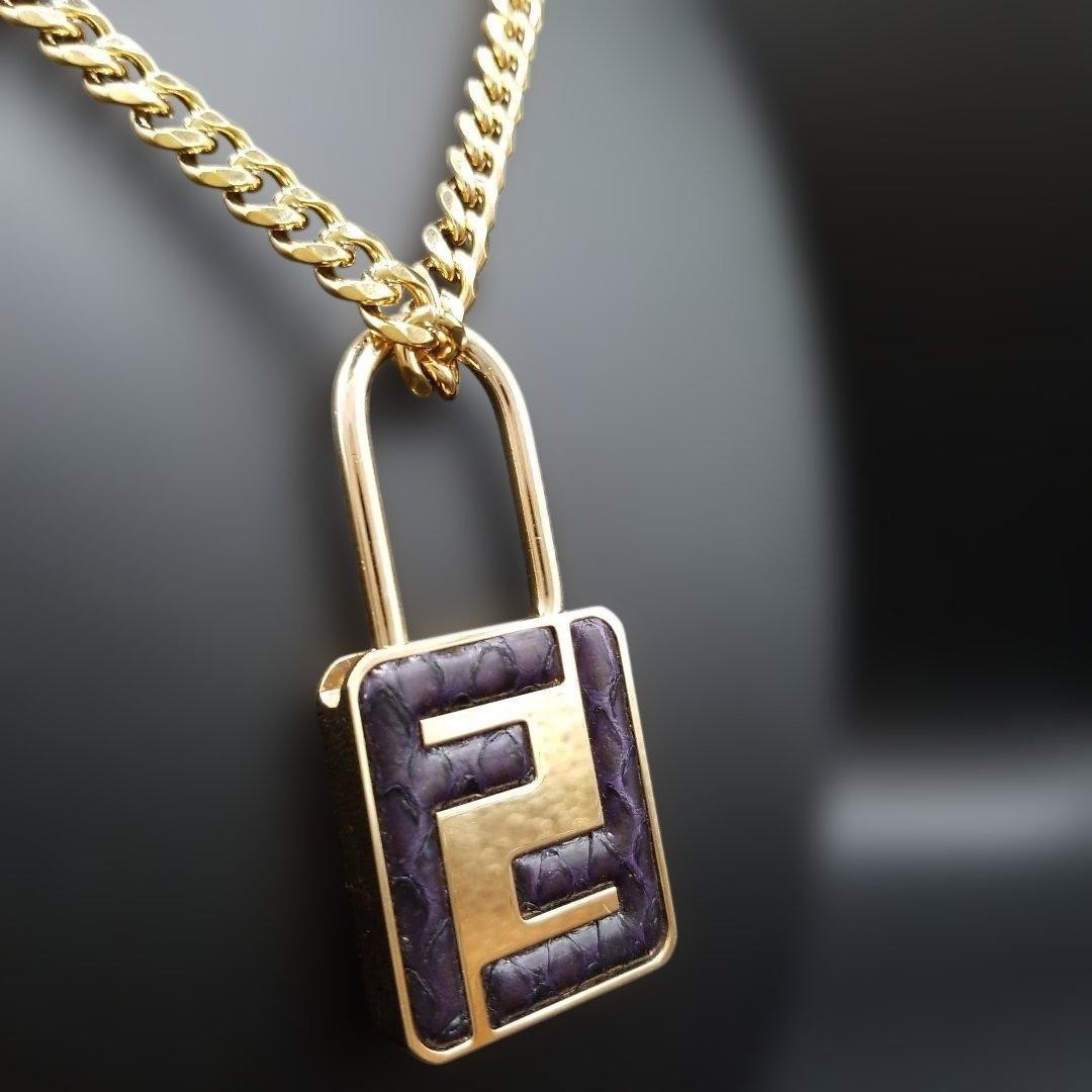 Fendi Black F Logo Padlock Gold Cadena Women’s Necklace – Excellent Condition