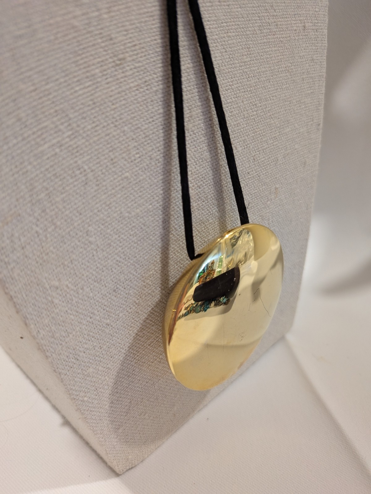 Donna Karan Cashmere Mist Solid Perfume Pendant Necklace Gold Tone Compact Silk