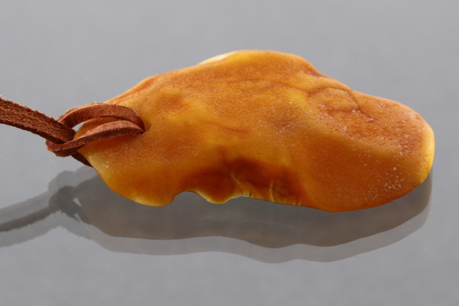 Natural BUTTERSCOTCH Egg Yolk BALTIC AMBER Suede Leather Pendant 9.1g 260429-1