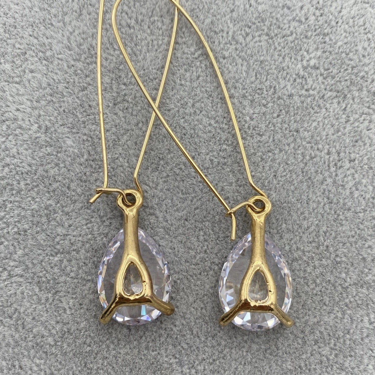 Vintage Gold Tone Pear Shaped Clear Crystal Kidney Wire Dangle Drop Earrings